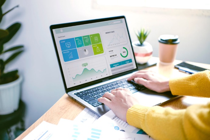 ordinateur montrant une interface ERP ordinateur montrant une interface ERP